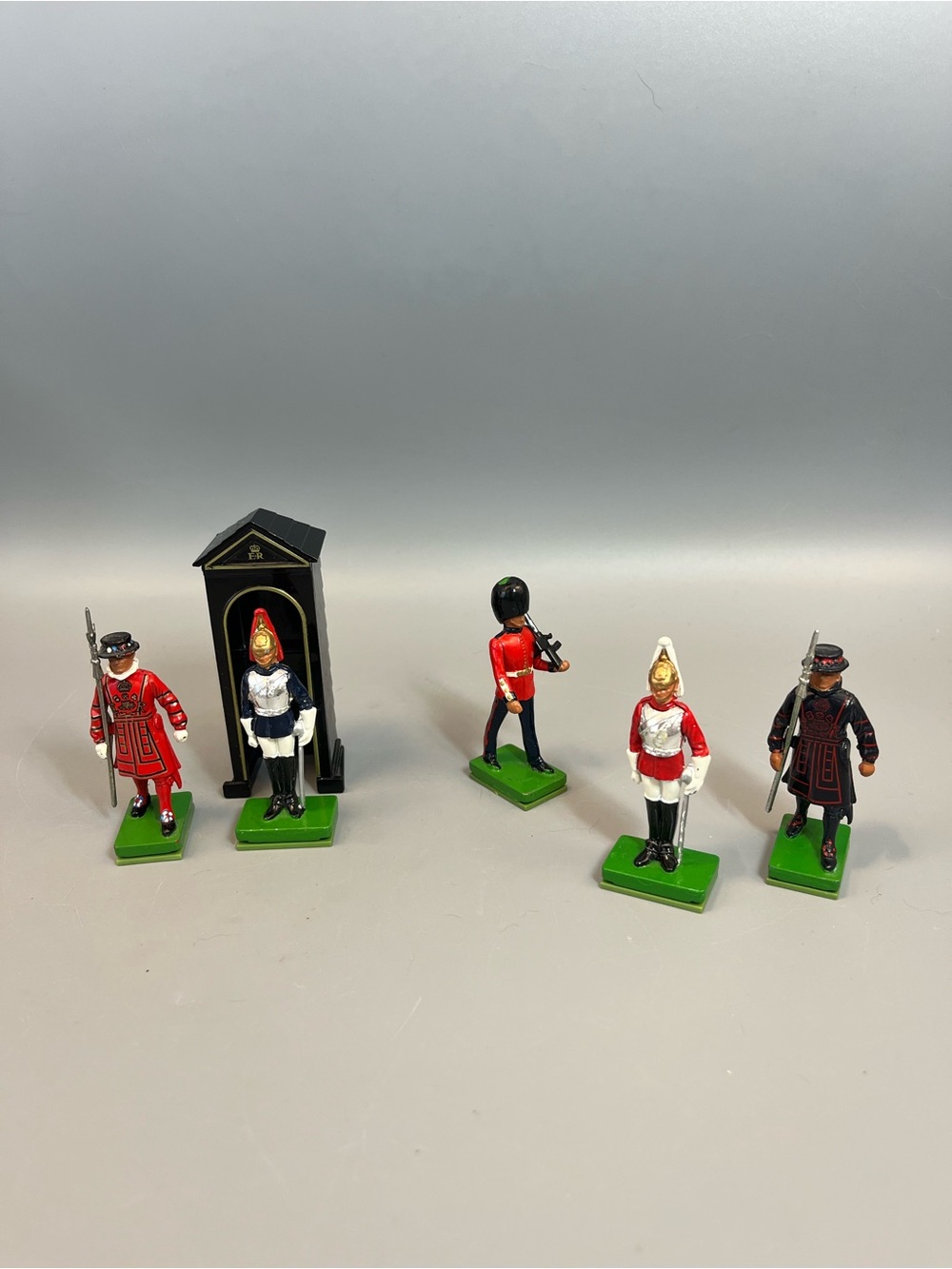 (5) BRITAINS HARRODS CEREMONIAL SCOTS GUARD (1) SENTRY BOX TOY SOLDIER FIGURES.